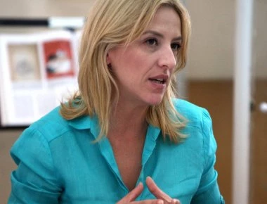 Για «υποκρισία» κατηγόρησε η Δούρου όσους την κατηγορούν για «απουσία» από το πύρινο μέτωπο